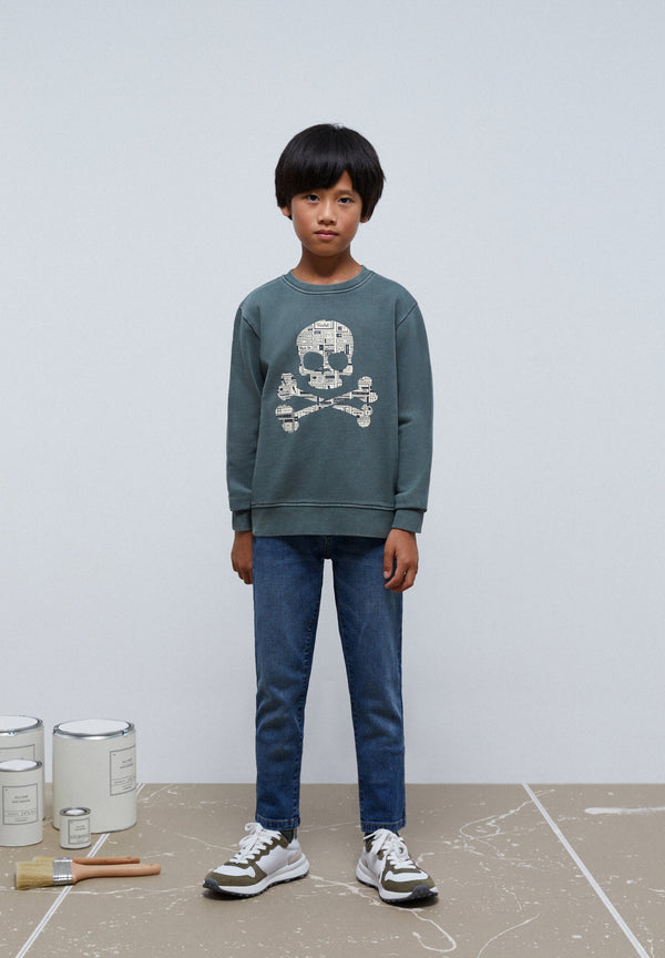 SWEATSHIRT MIT TOTENKOPF IM ZEITUNGS-LOOK