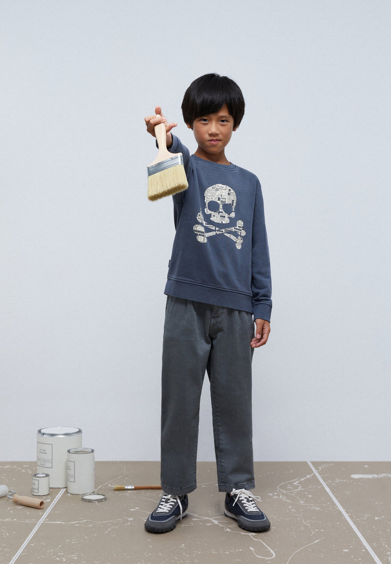 SWEATSHIRT MIT TOTENKOPF IM ZEITUNGS-LOOK