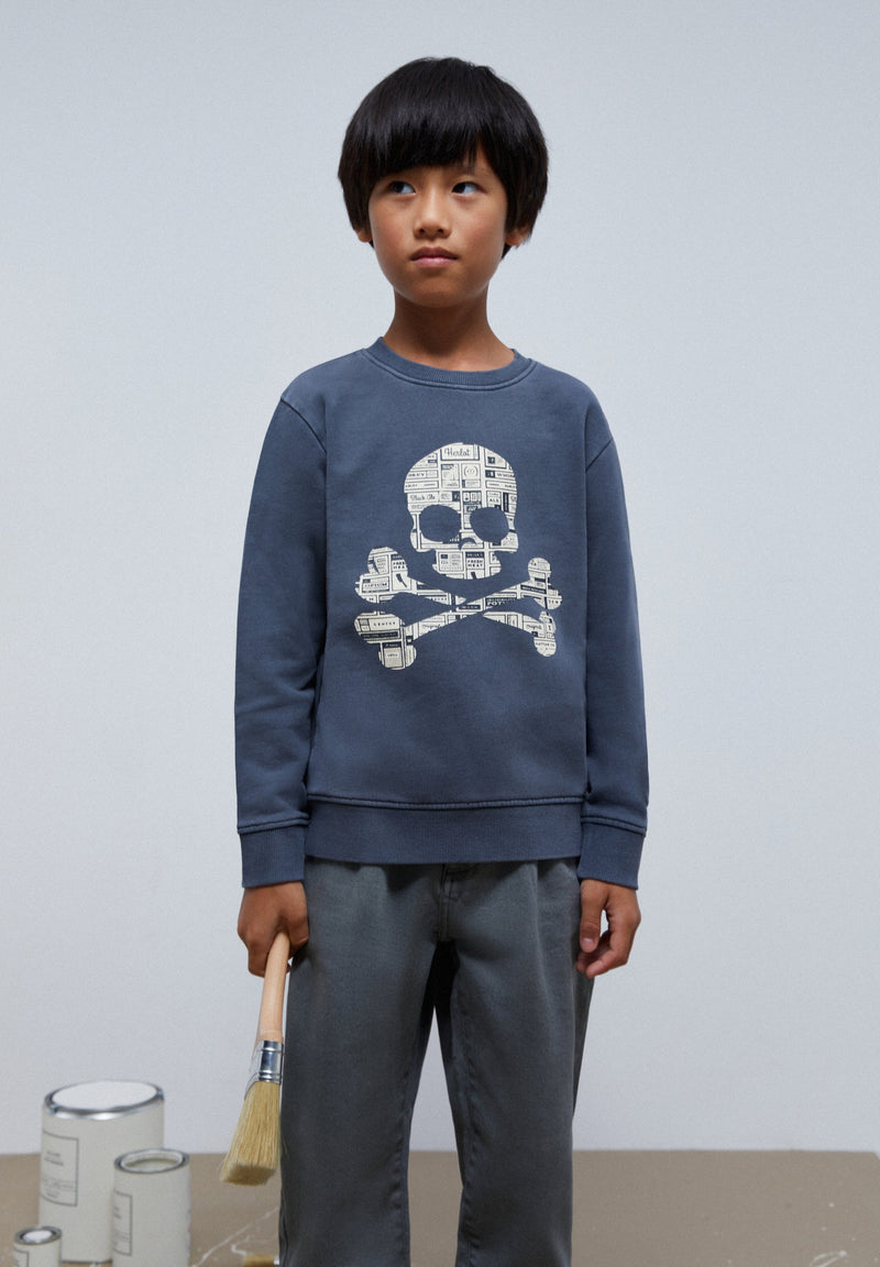 SWEATSHIRT MIT TOTENKOPF IM ZEITUNGS-LOOK