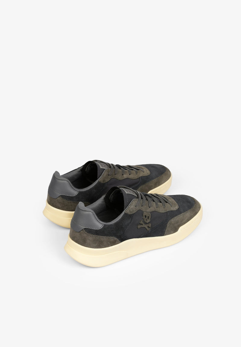 SNEAKER AUS NAPPALEDER MIT TOTENKOPF