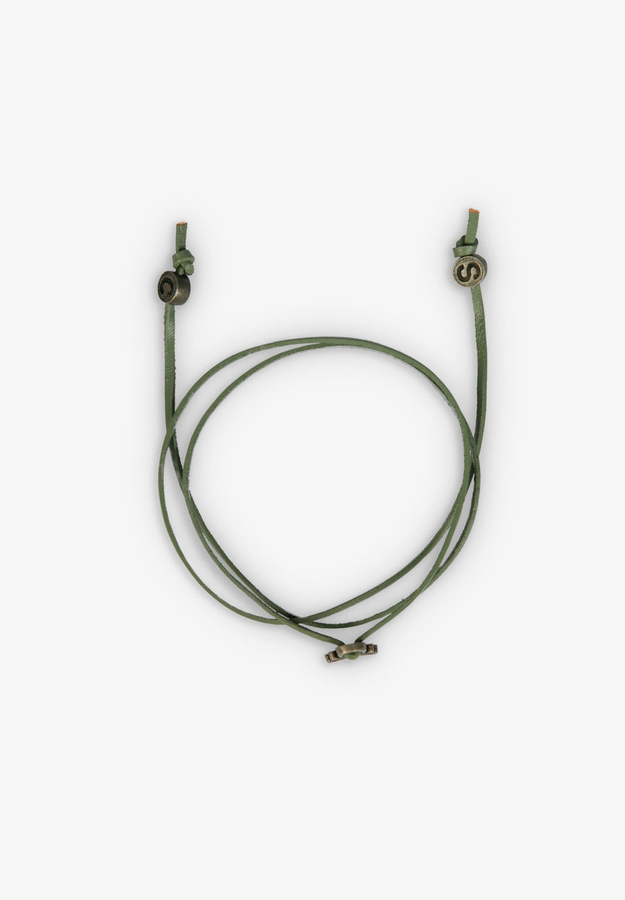 KORDELARMBAND MIT TOTENKOPF