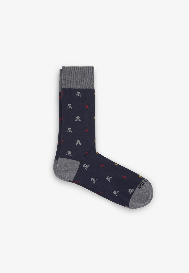 SOCKEN MIT BUCHSTABEN UND TOTENKÖPFEN