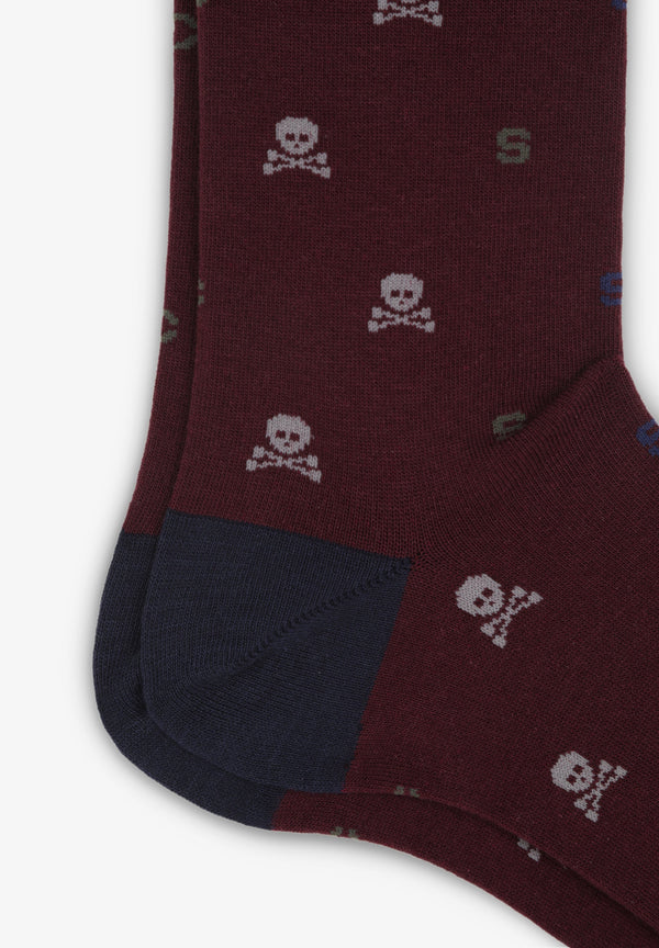SOCKEN MIT BUCHSTABEN UND TOTENKÖPFEN