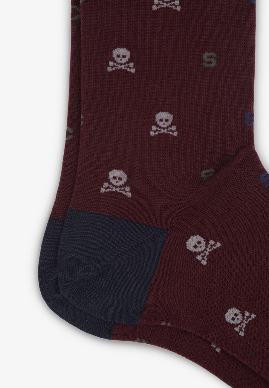 SOCKEN MIT BUCHSTABEN UND TOTENKÖPFEN