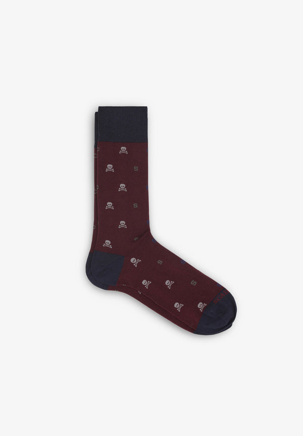 SOCKEN MIT BUCHSTABEN UND TOTENKÖPFEN