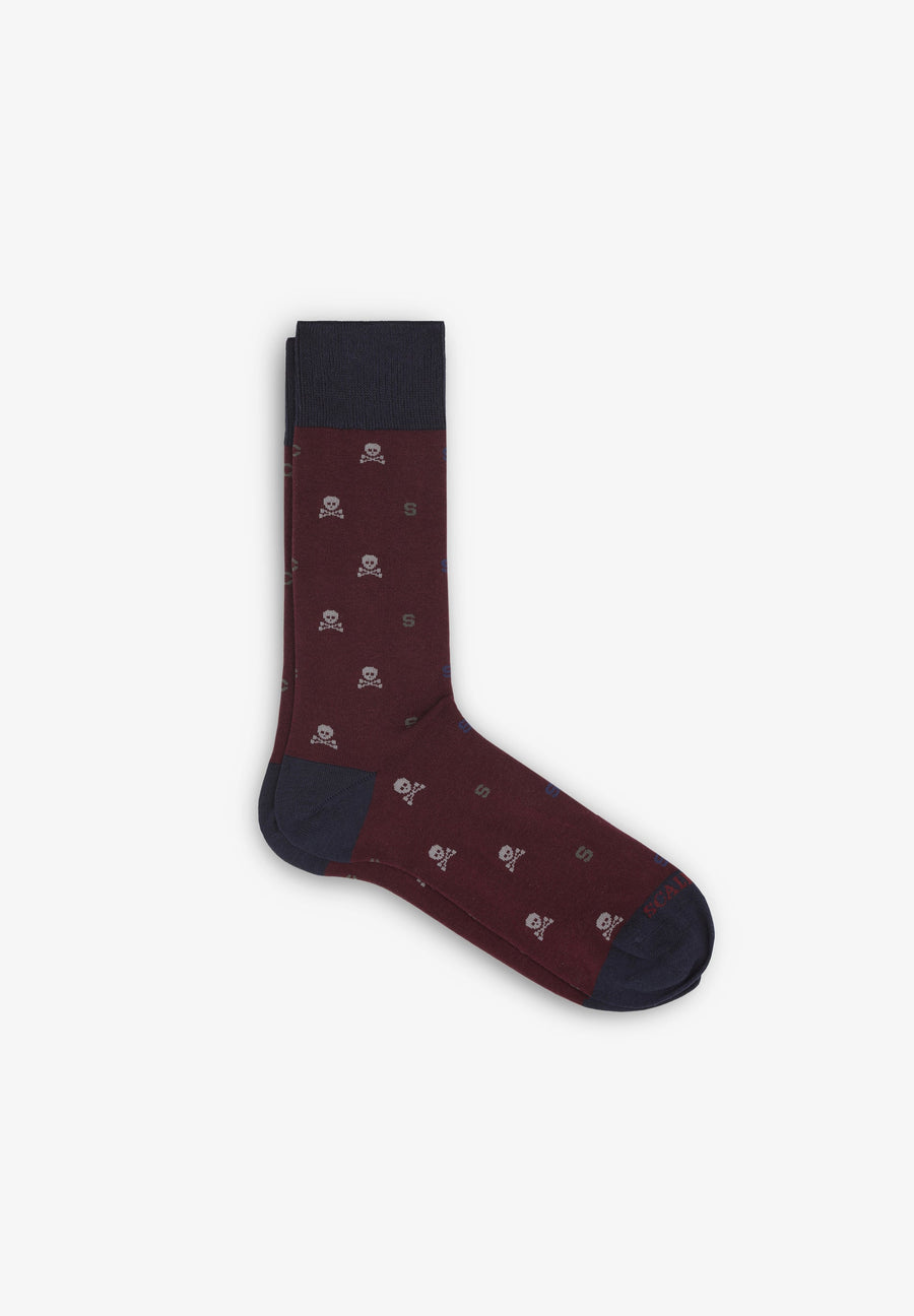 SOCKEN MIT BUCHSTABEN UND TOTENKÖPFEN