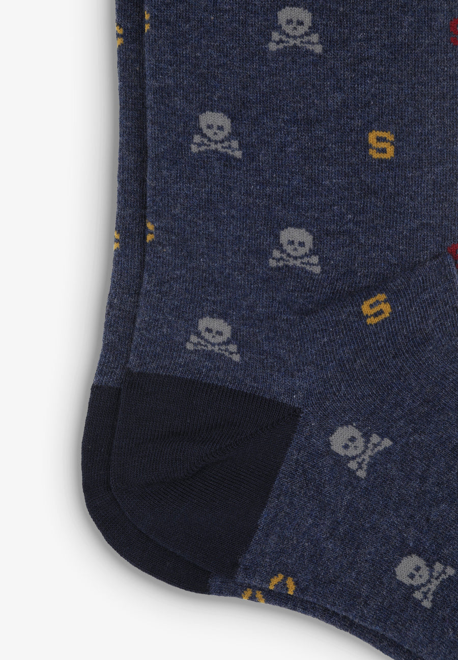 SOCKEN MIT BUCHSTABEN UND TOTENKÖPFEN