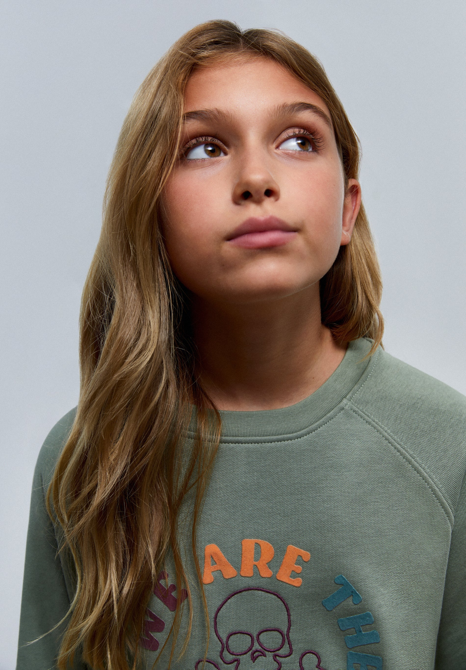 SWEATSHIRT MIT FLOCKPRINT UND TOTENKOPF-STICKEREI