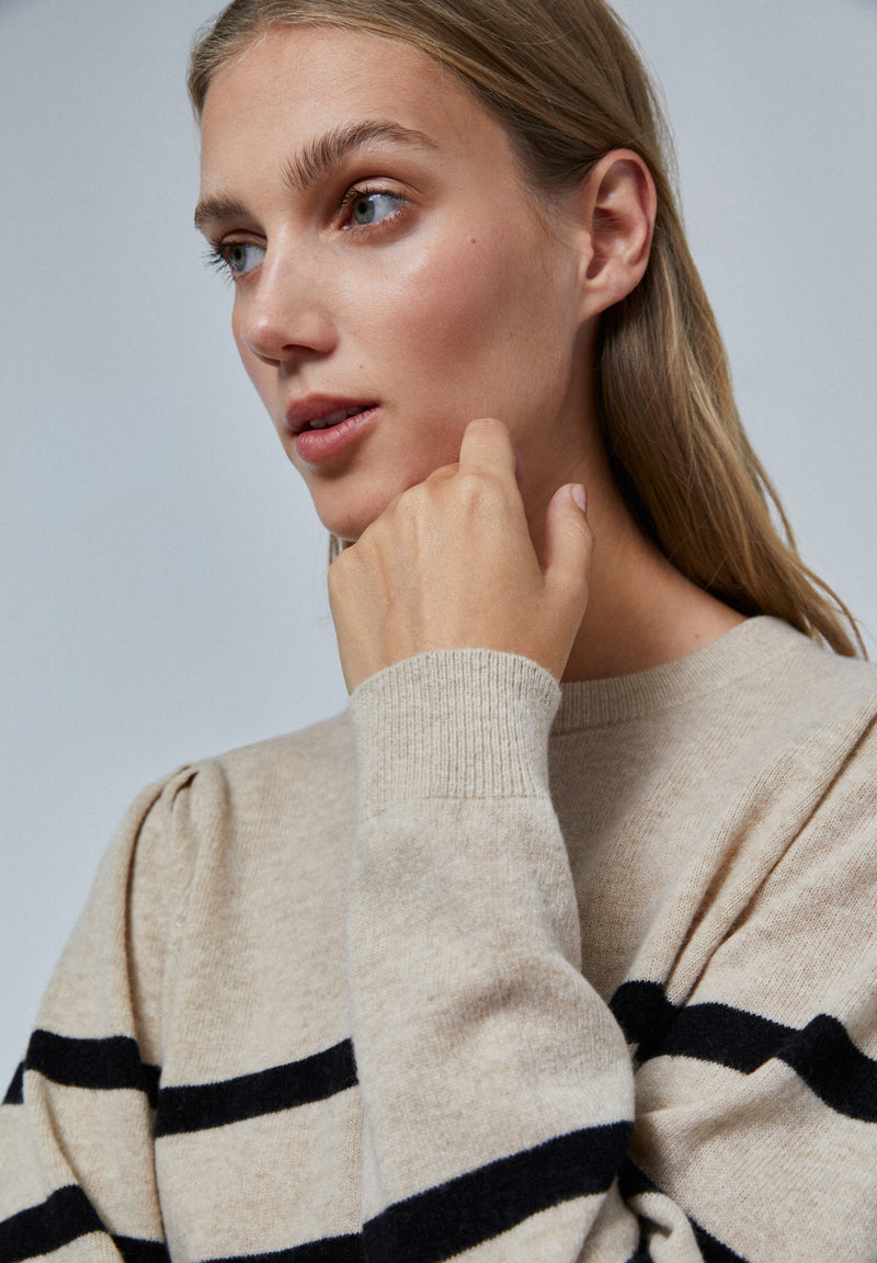 PULLOVER MIT DETAIL AN DER SCHULTER