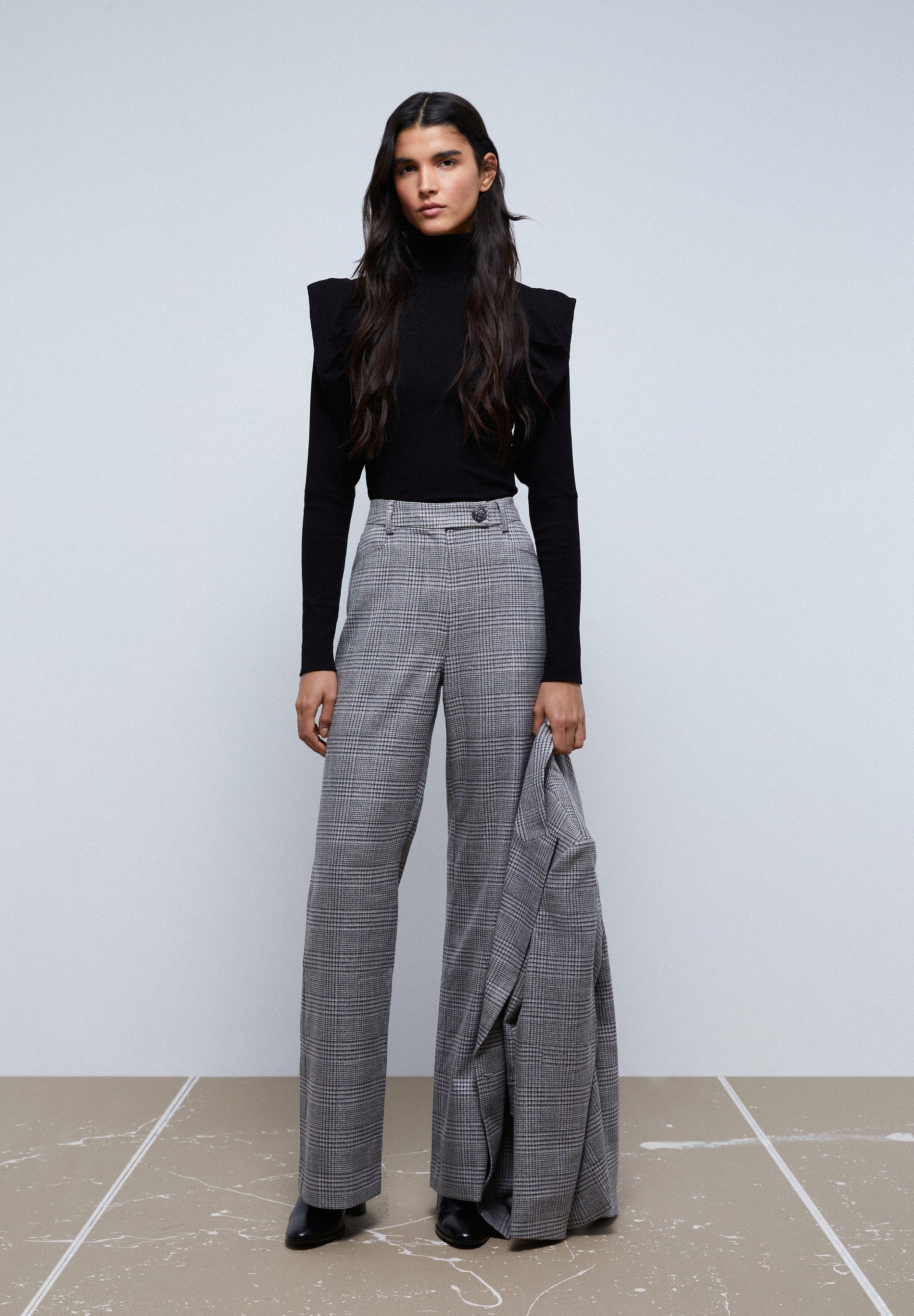 KARIERTE HOSE MIT MODISCHEM KNOPF