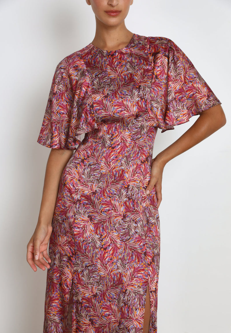 KLEID MIT SCHLITZ AM RÜCKEN