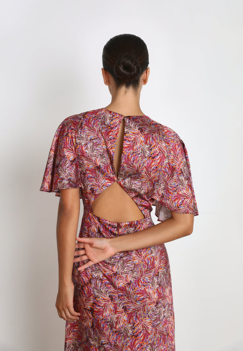 KLEID MIT SCHLITZ AM RÜCKEN