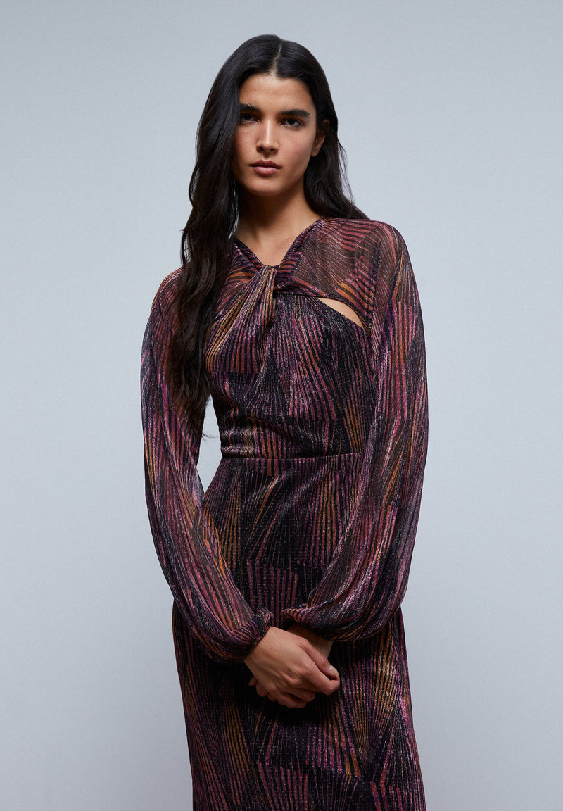 KLEID MIT SCHLITZ AM AUSSCHNITT