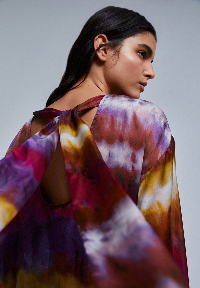 LANGES KLEID IM TUNIKA-STIL MIT TIE-DYE