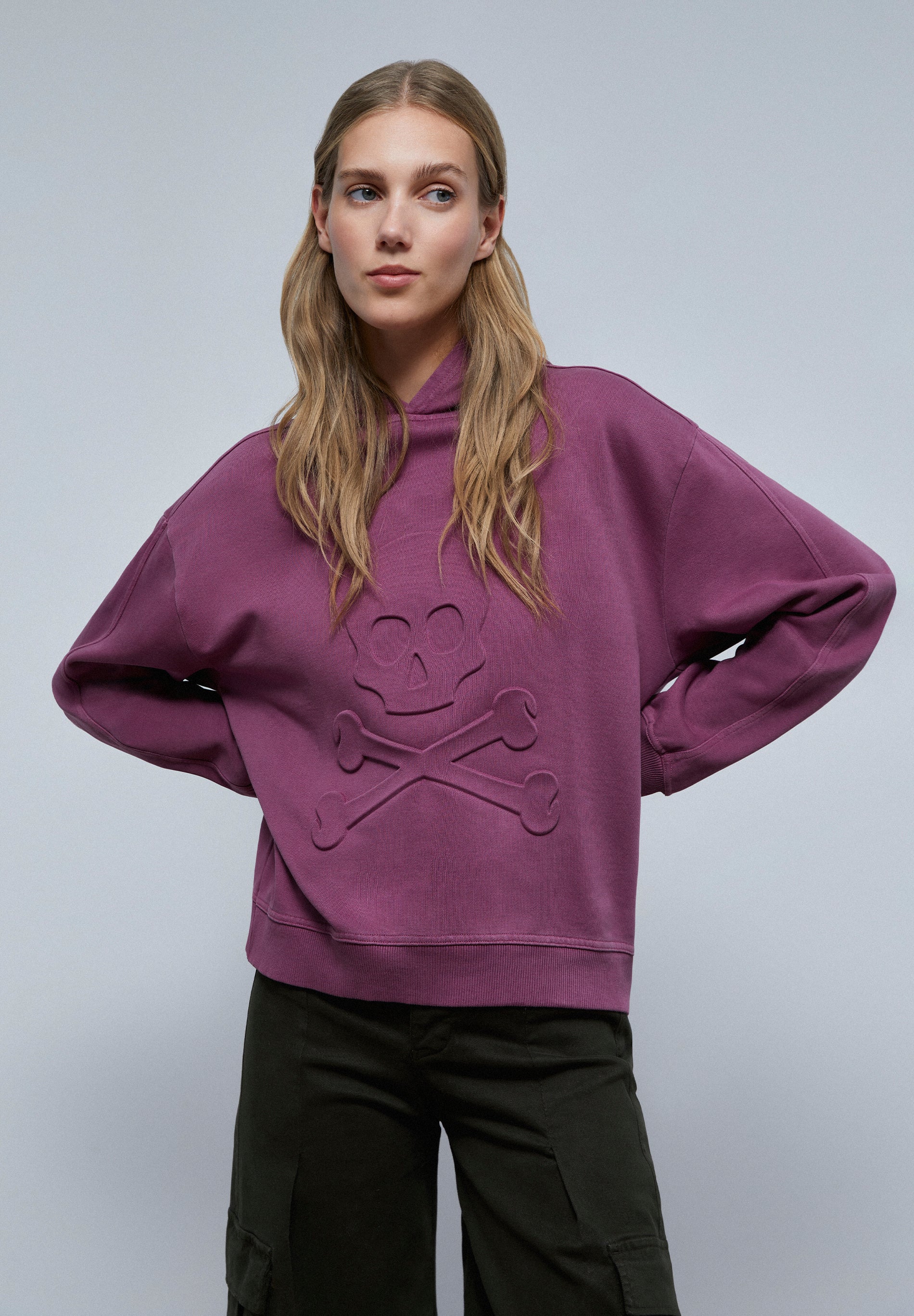 SWEATSHIRT MIT TOTENKOPF IM RELIEF VORNE