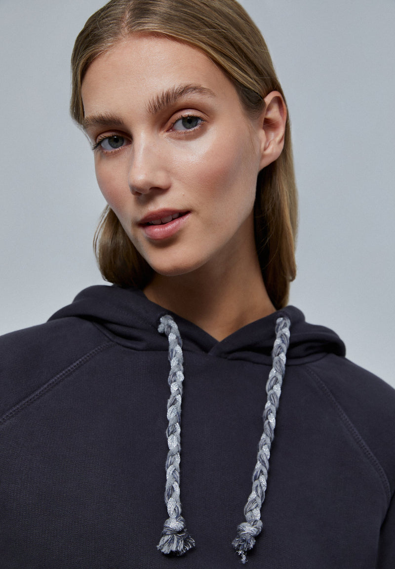 HOODIE MIT KAPUZE UND GELOCHTENER KORDEL