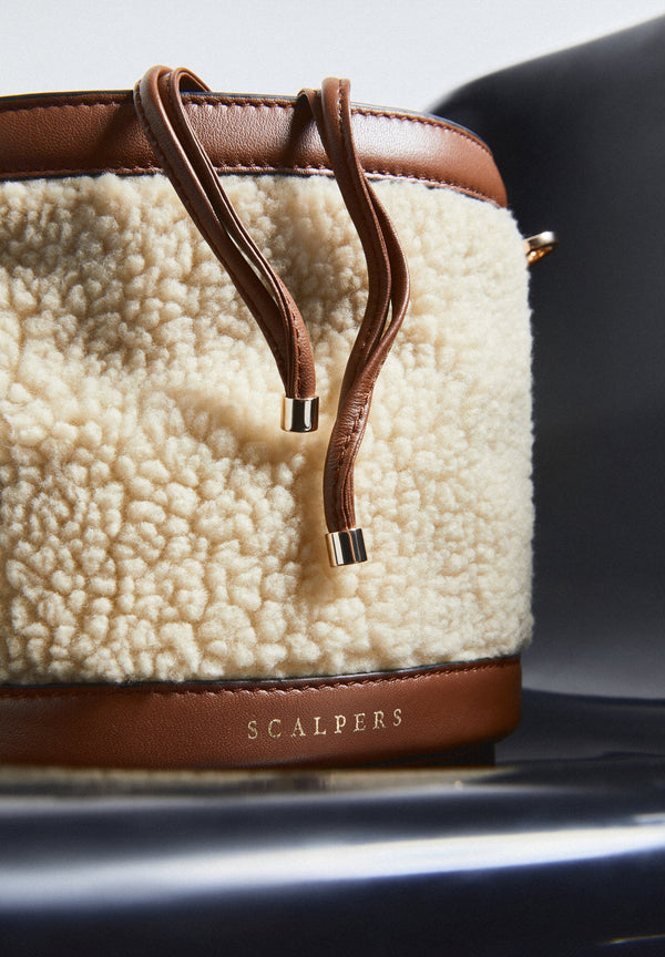 BUCKET BAG LAMMFELL