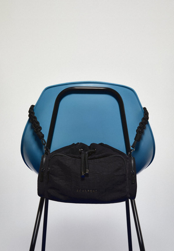 UMHÄNGETASCHE MIT MEHREREN TASCHEN