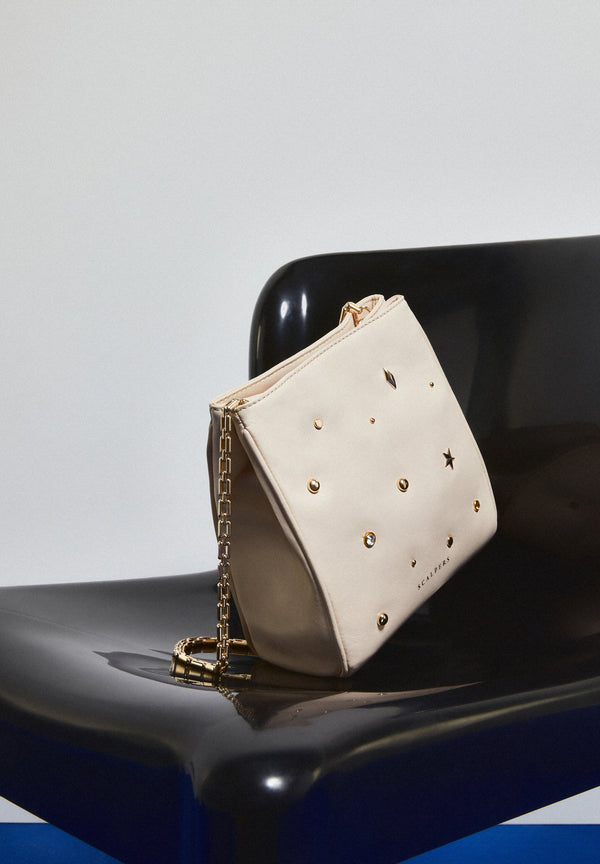 LEDERTASCHE MIT NIETEN