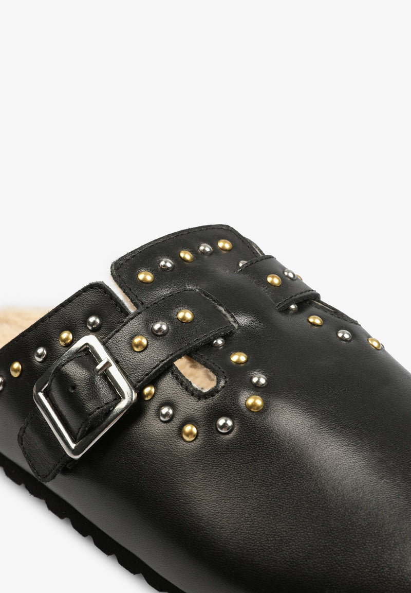 LEDERCLOGS MIT NIETEN