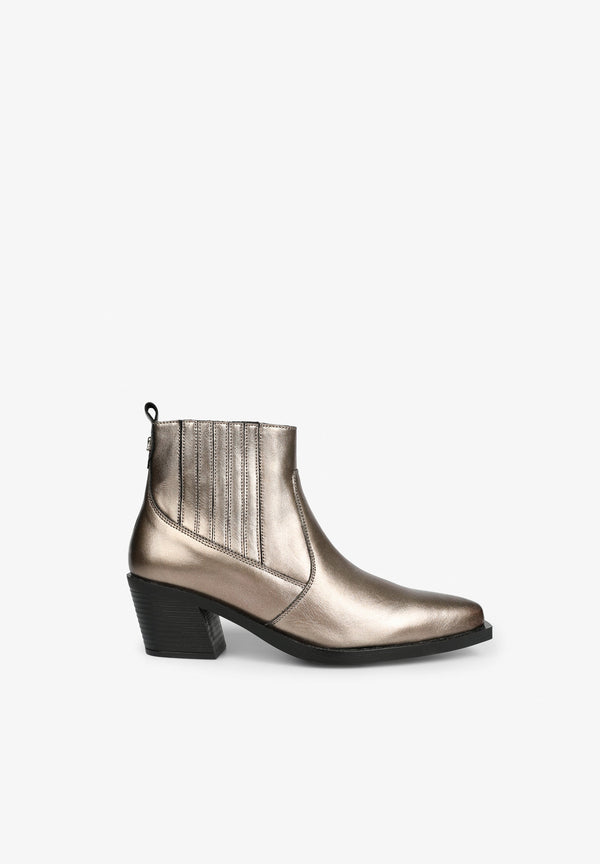 METALLIC-STIEFELETTEN IM COWBOYLOOK