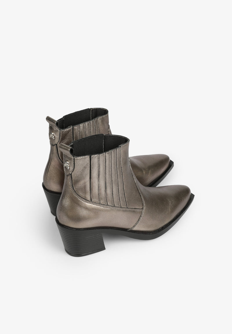 METALLIC-STIEFELETTEN IM COWBOYLOOK
