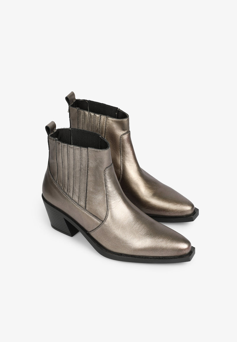 METALLIC-STIEFELETTEN IM COWBOYLOOK