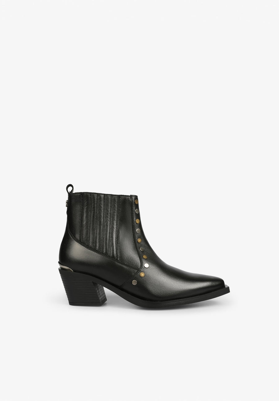 STIEFELETTEN IM COWBOYLOOK MIT NIETEN