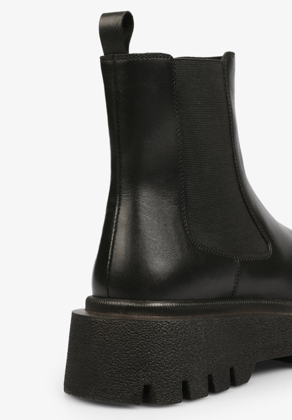 KURZE STIEFEL MIT PROFILSOHLE