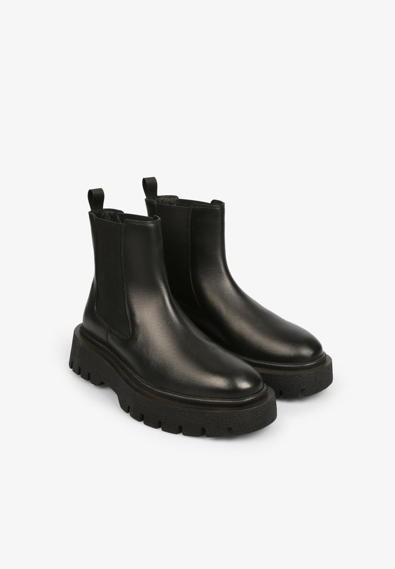 KURZE STIEFEL MIT PROFILSOHLE