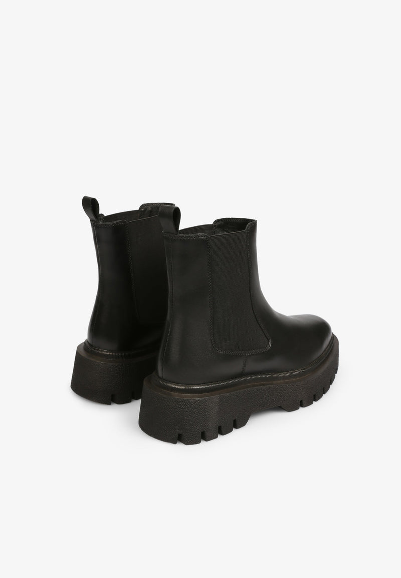 KURZE STIEFEL MIT PROFILSOHLE