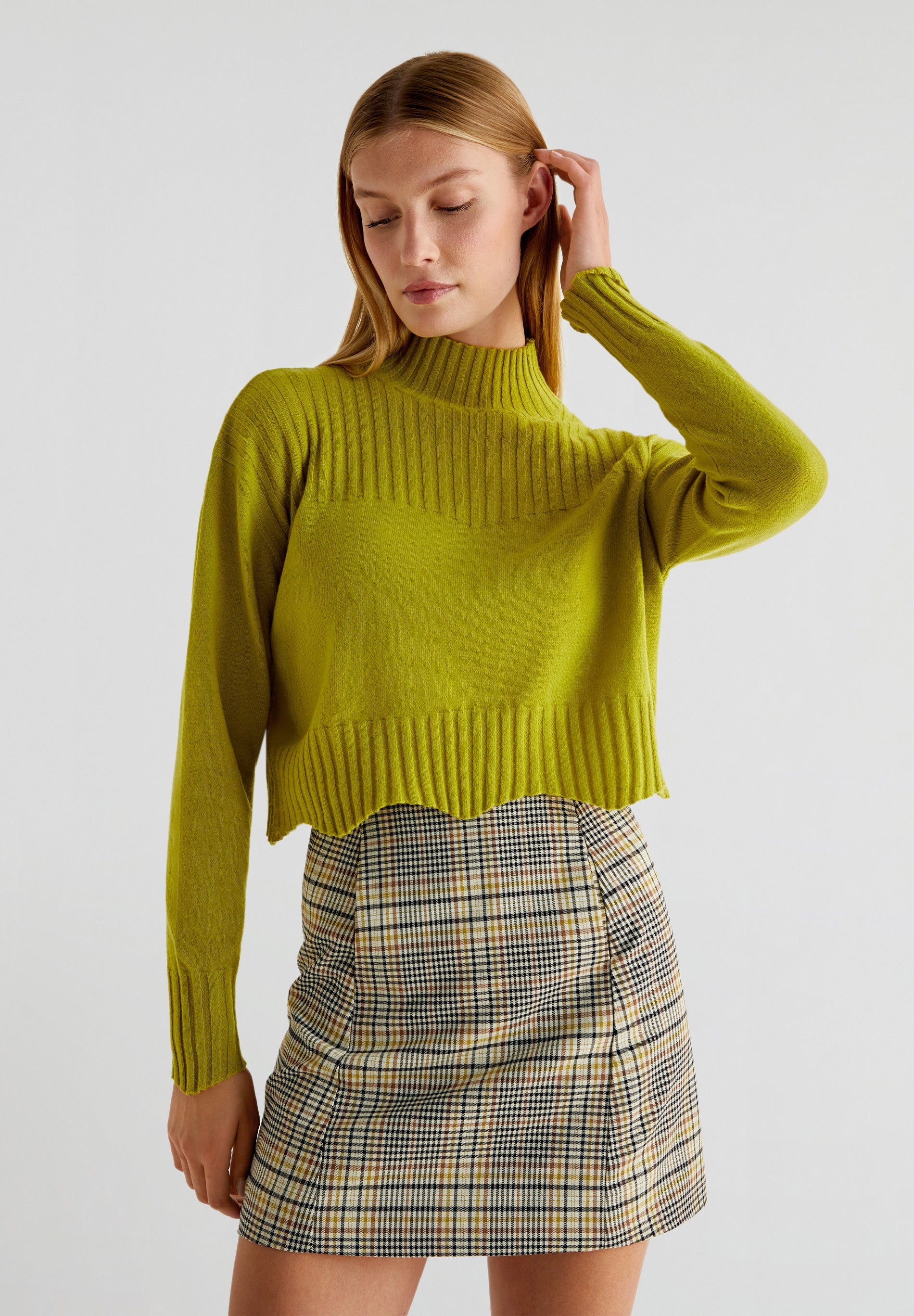 CROPPED-PULLOVER MIT GERPPTEM STEHKRAGEN