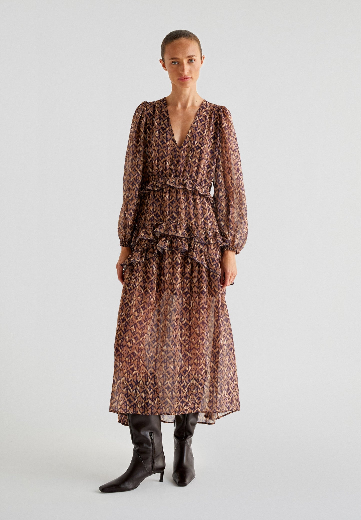 FLIESSENDES LANGES KLEID MIT ETHNIC-PRINT