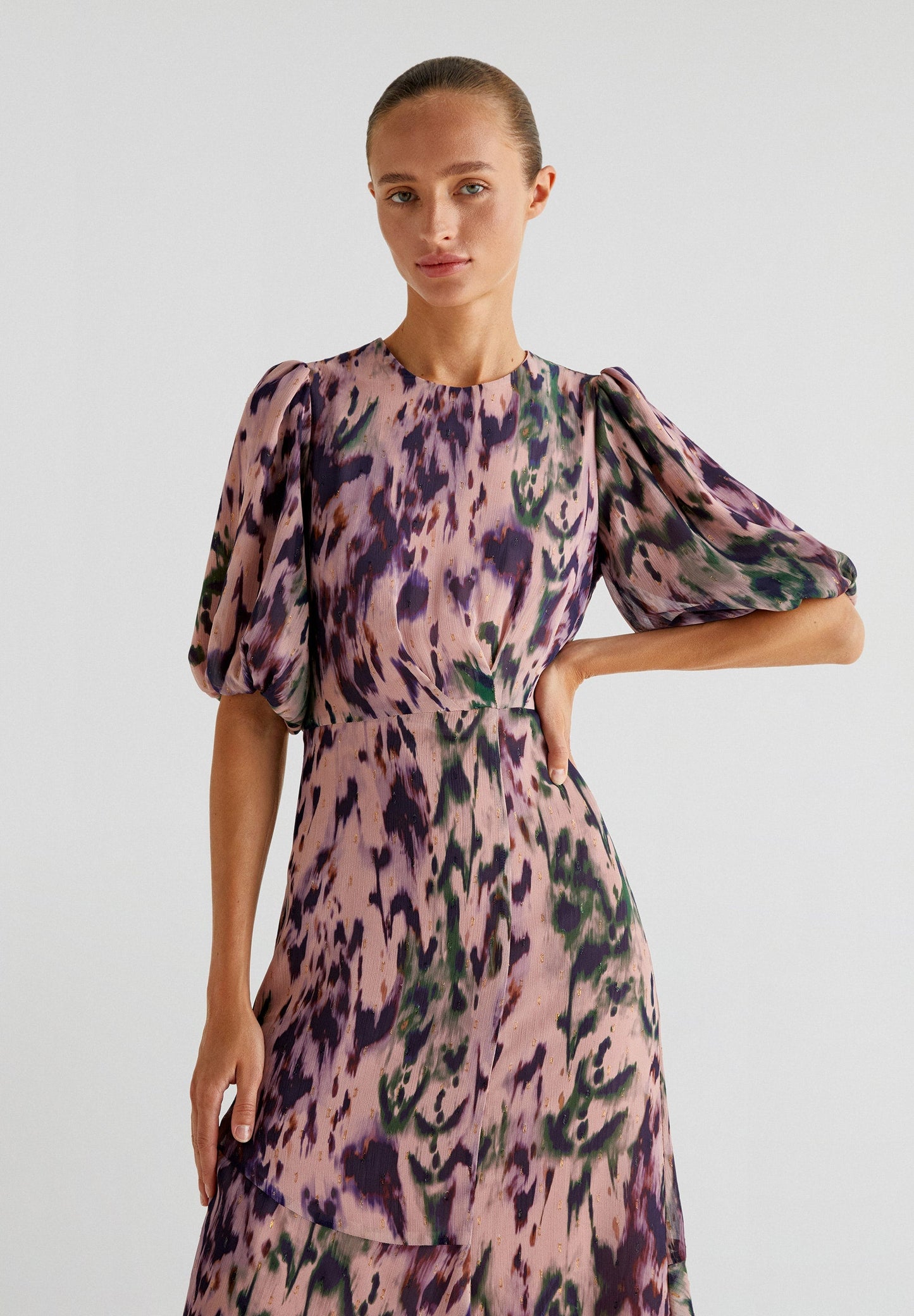 KLEID MIT PRINT UND PUFFÄRMELN