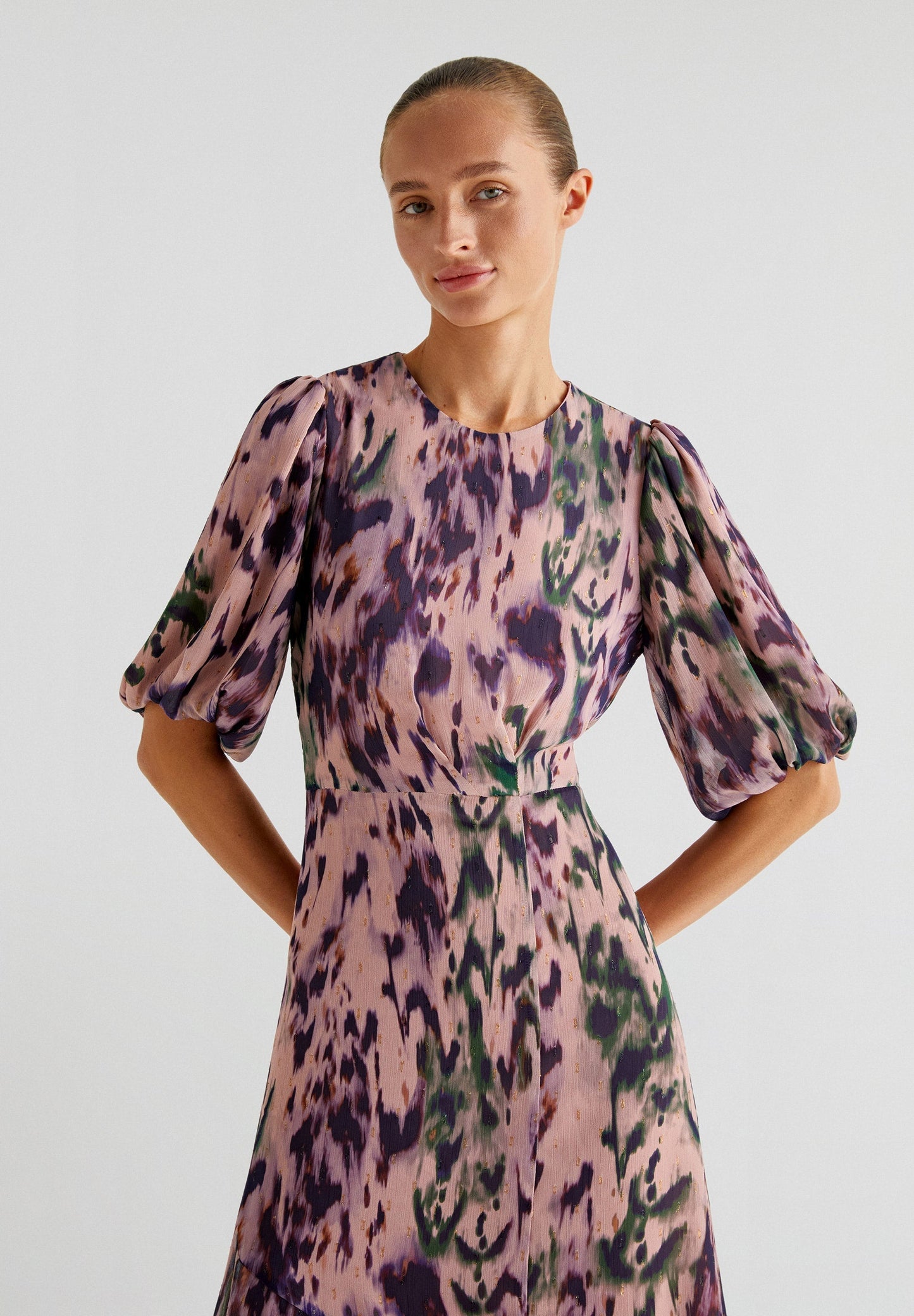 KLEID MIT PRINT UND PUFFÄRMELN