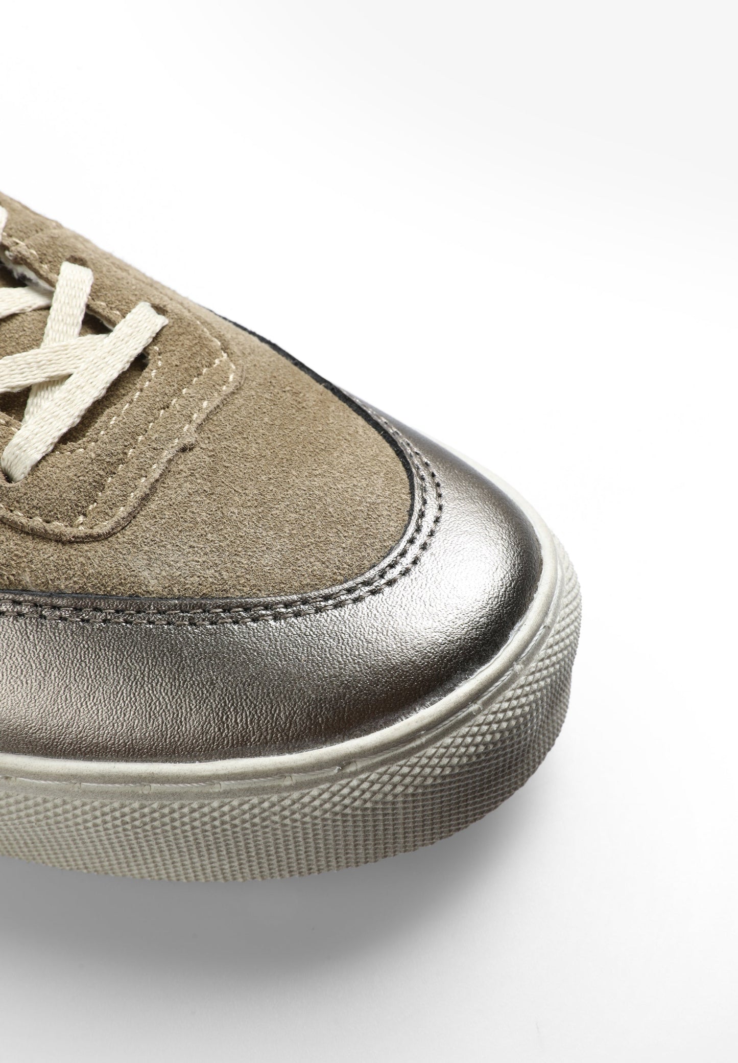 HOHE SNEAKER MIT METALLDETAILS