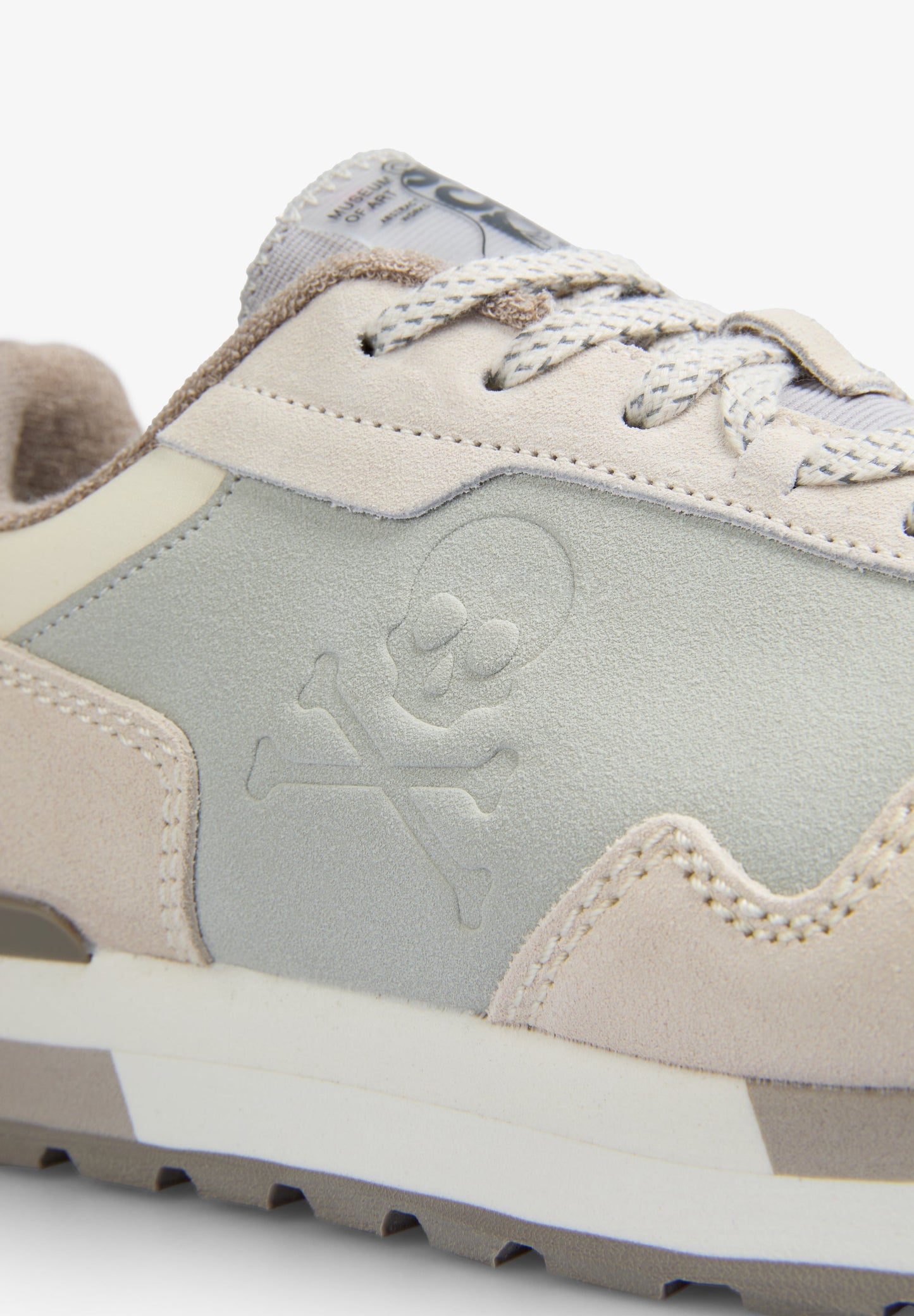 SNEAKER MIT TOTENKOPF UND RELIEF