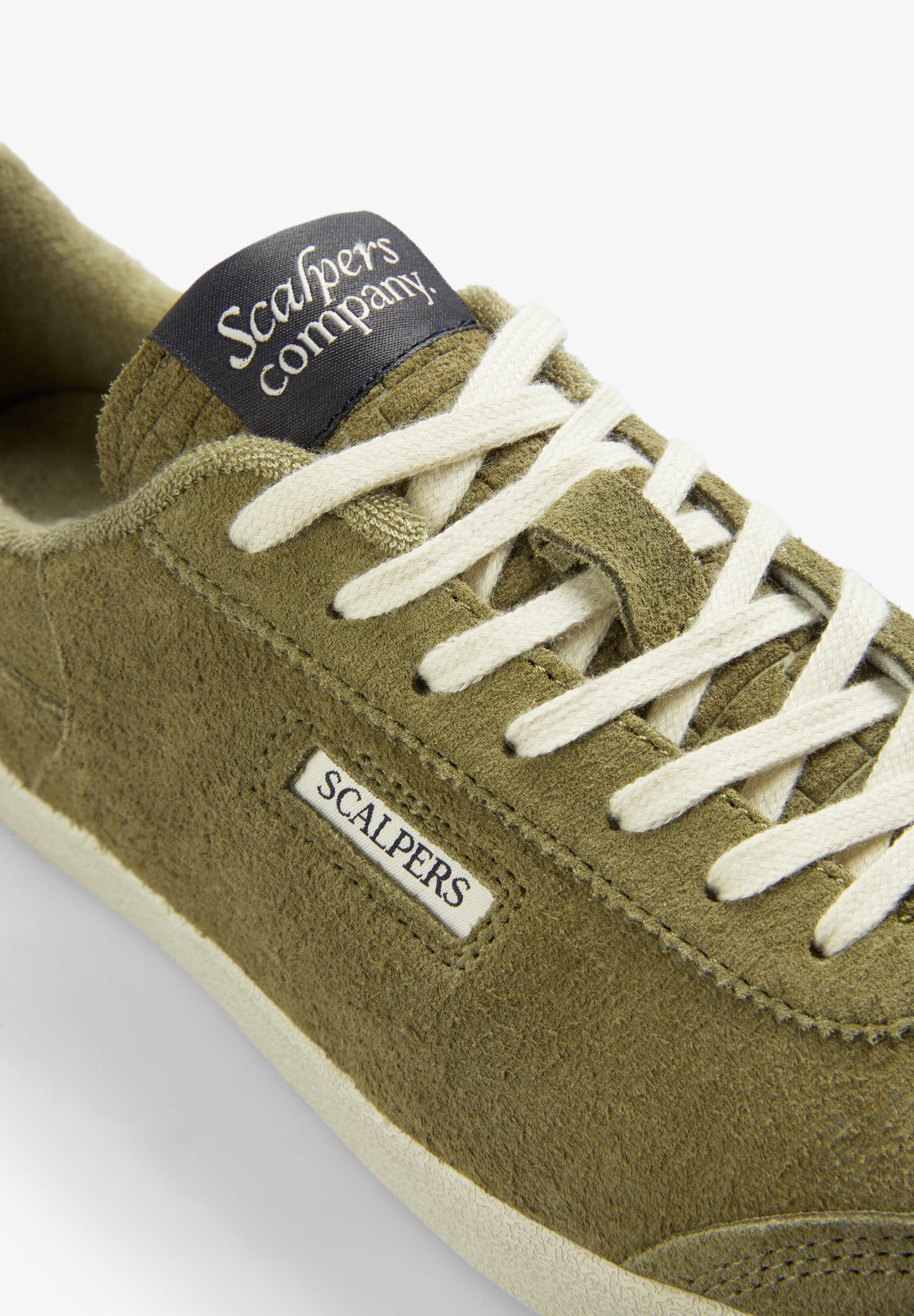 NIEDRIGE SNEAKER AUS WILDLEDER MIT SEITLICHEM LOGO