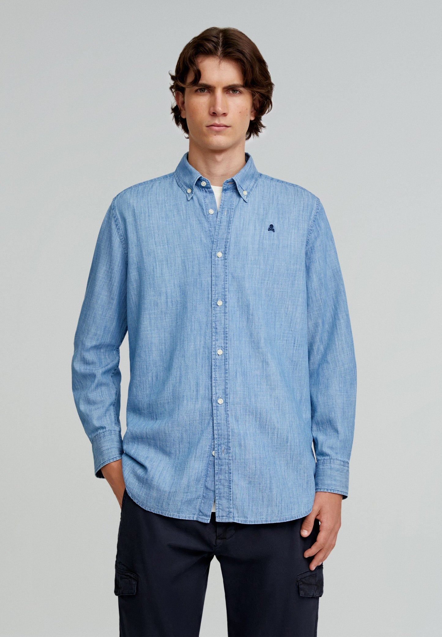 JEANSHEMD MIT BUTTON-DOWN-KRAGEN UND TOTENKOPF