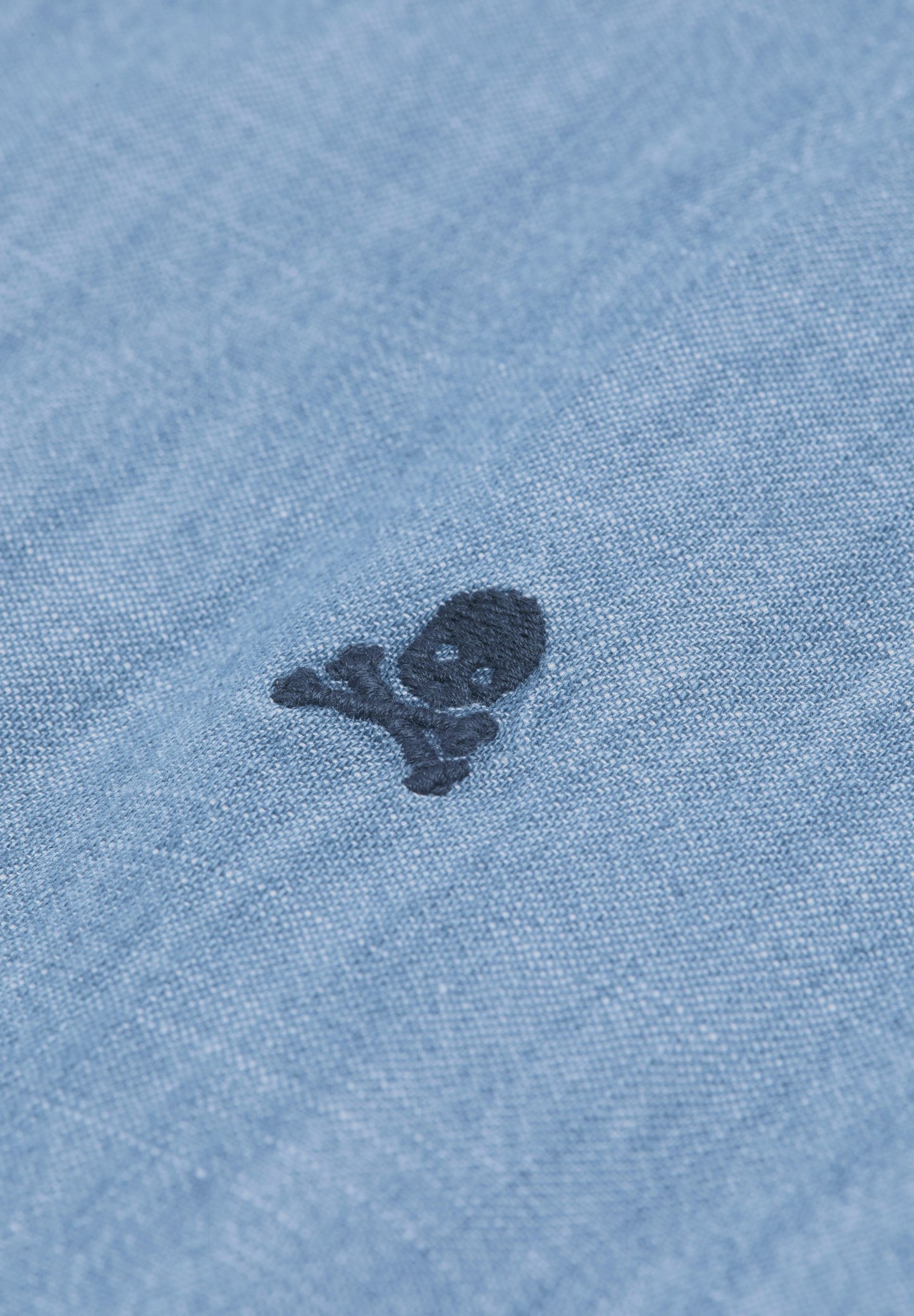 JEANSHEMD MIT BUTTON-DOWN-KRAGEN UND TOTENKOPF