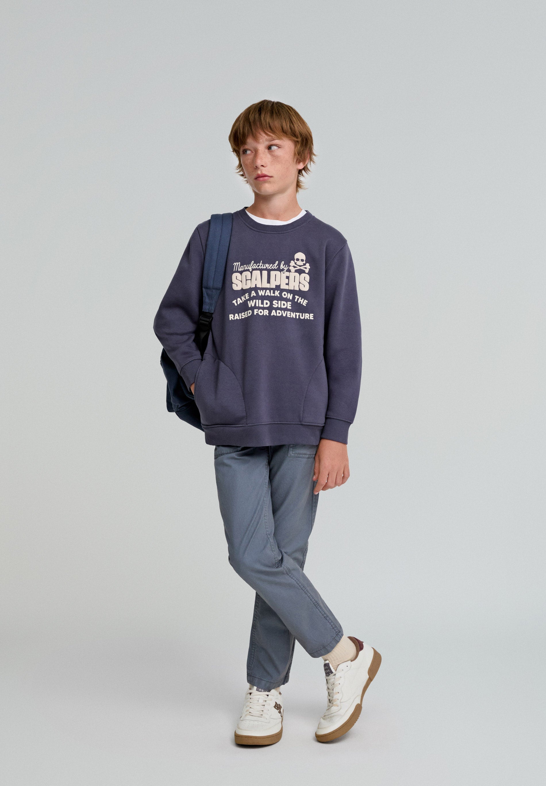 SWEATSHIRT MIT TASCHEN UND RELIEFLOGO