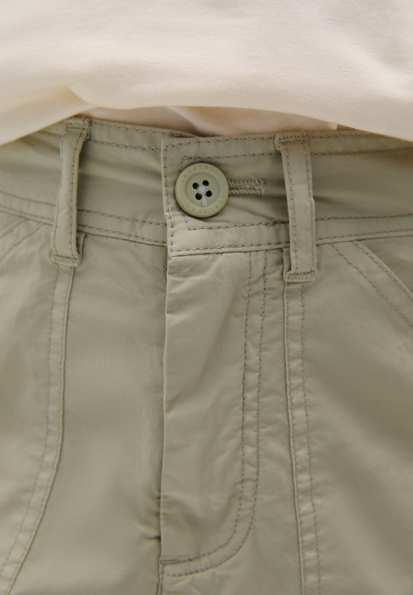 WEITE HOSE MIT KONTRAST
