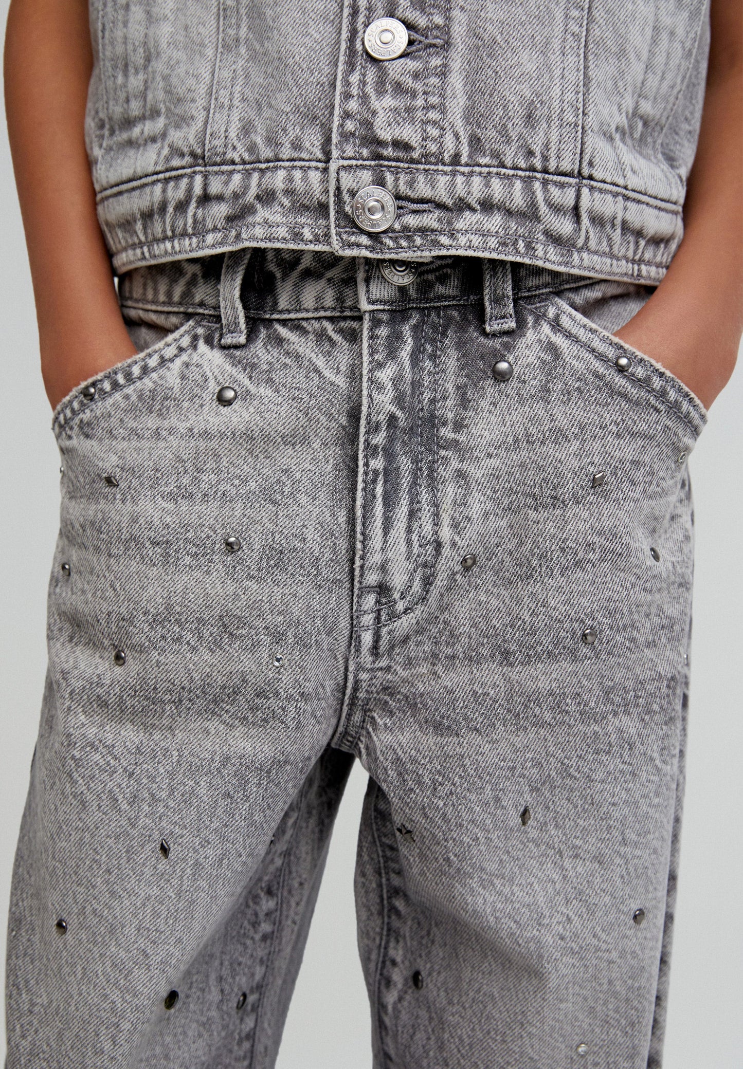 CULOTTE-JEANS MIT NIETEN