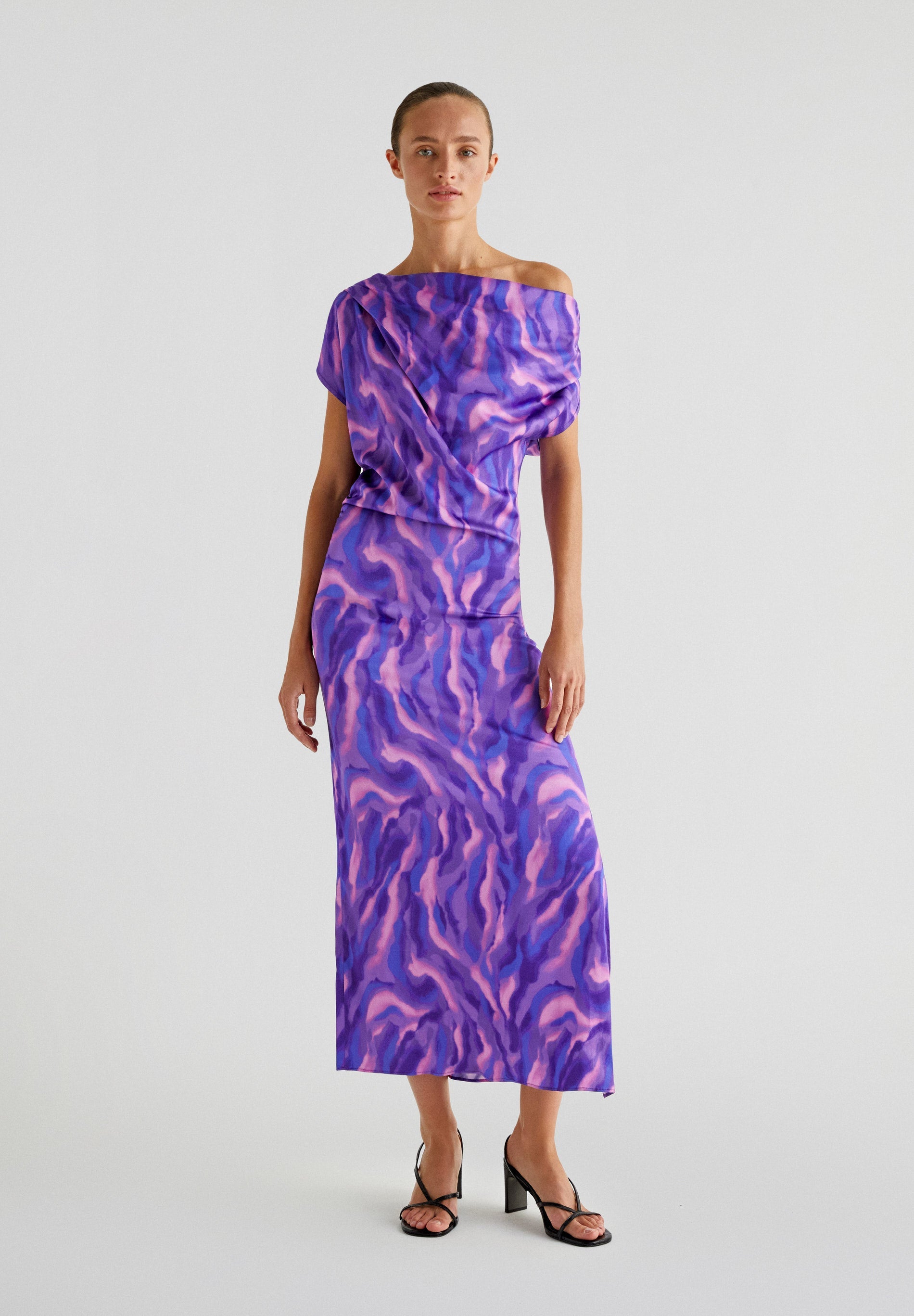 KLEID MIT PRINT UND ASYMMETRISCHEM AUSSCHNITT