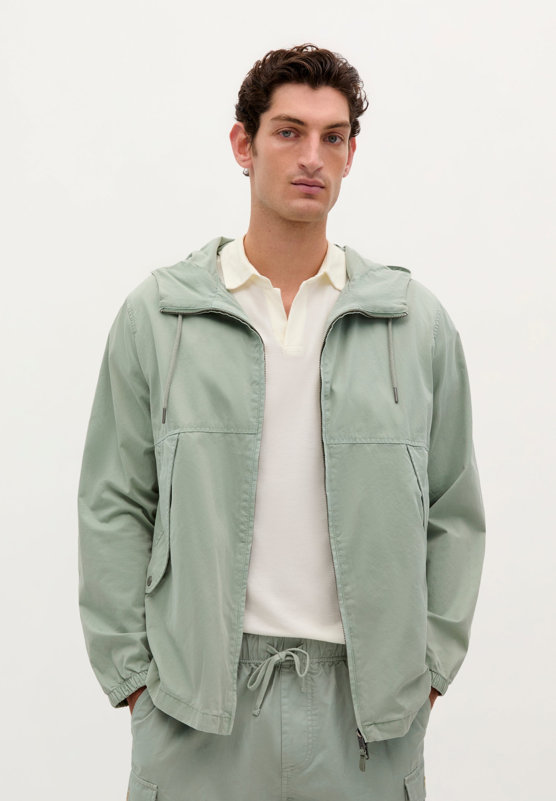 LEICHTE JACKE MIT KAPUZE AUS BAUMWOLLE