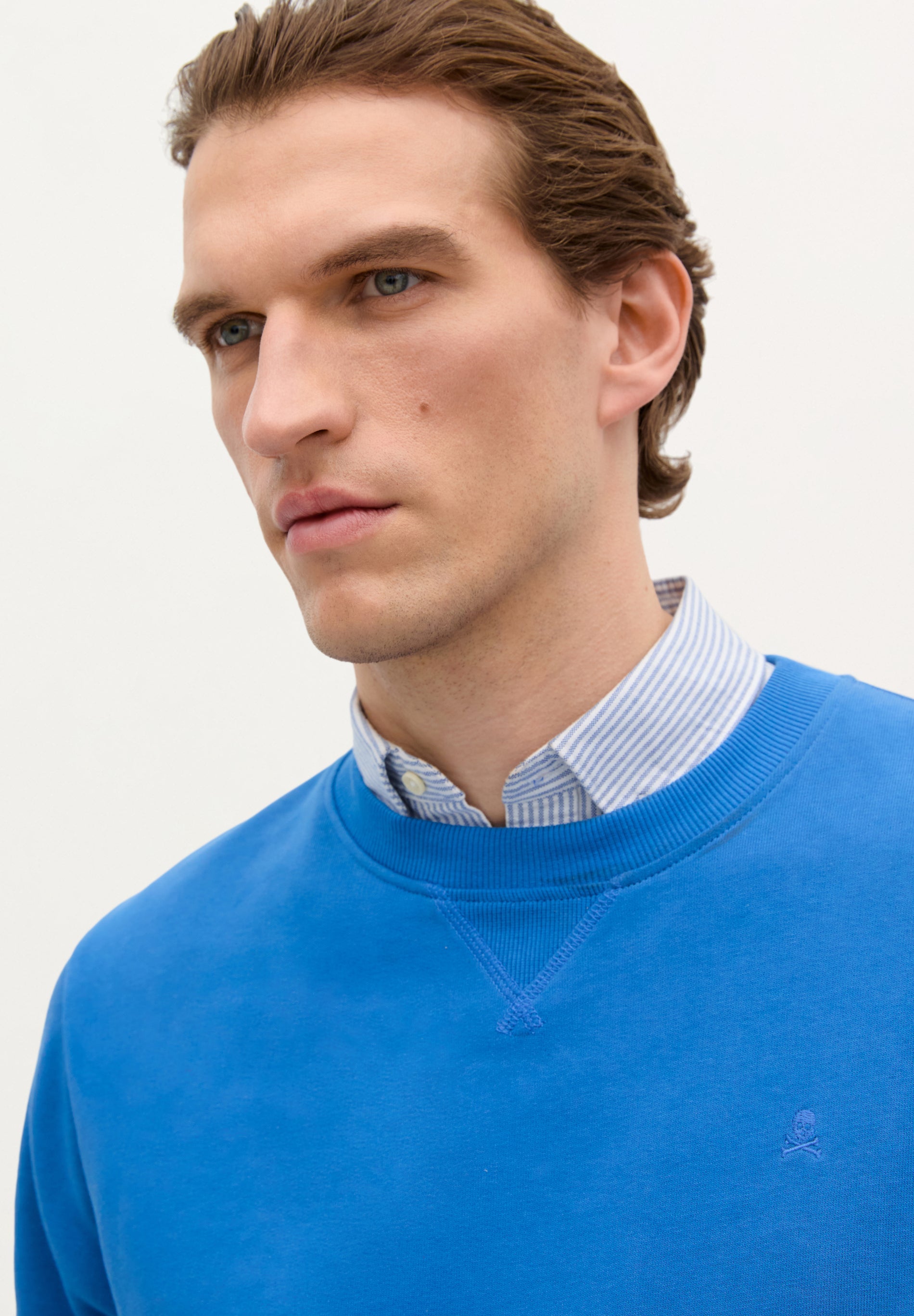 BASIC-SWEATSHIRT MIT TOTENKOPF-STICKEREI
