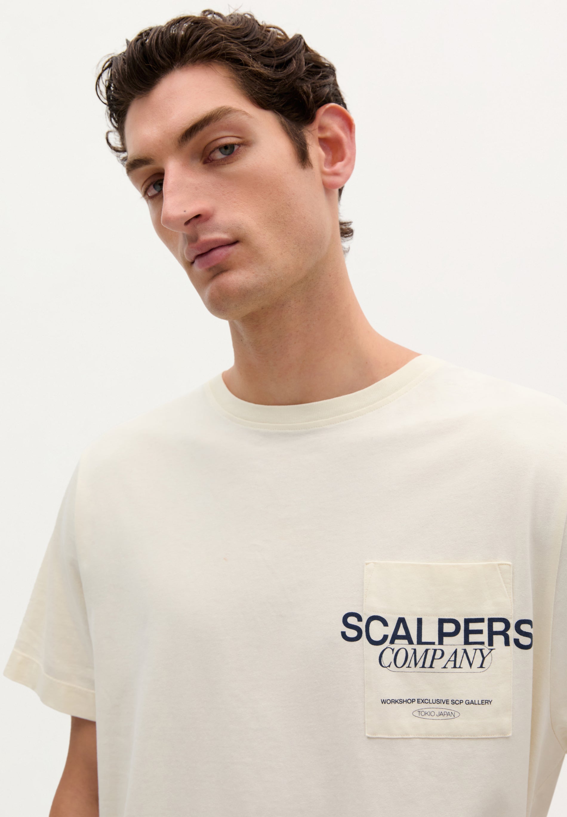 T-SHIRT MIT TASCHE UND PRINT