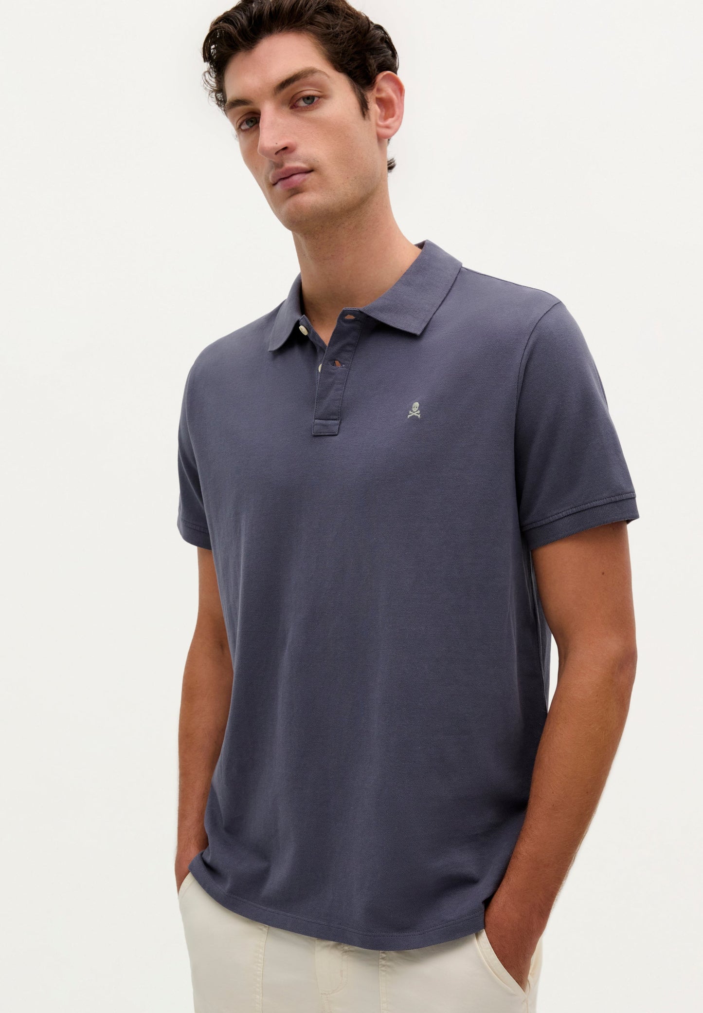POLOSHIRT MIT FARBLICH ABGESETZTEM TOTENKOPF