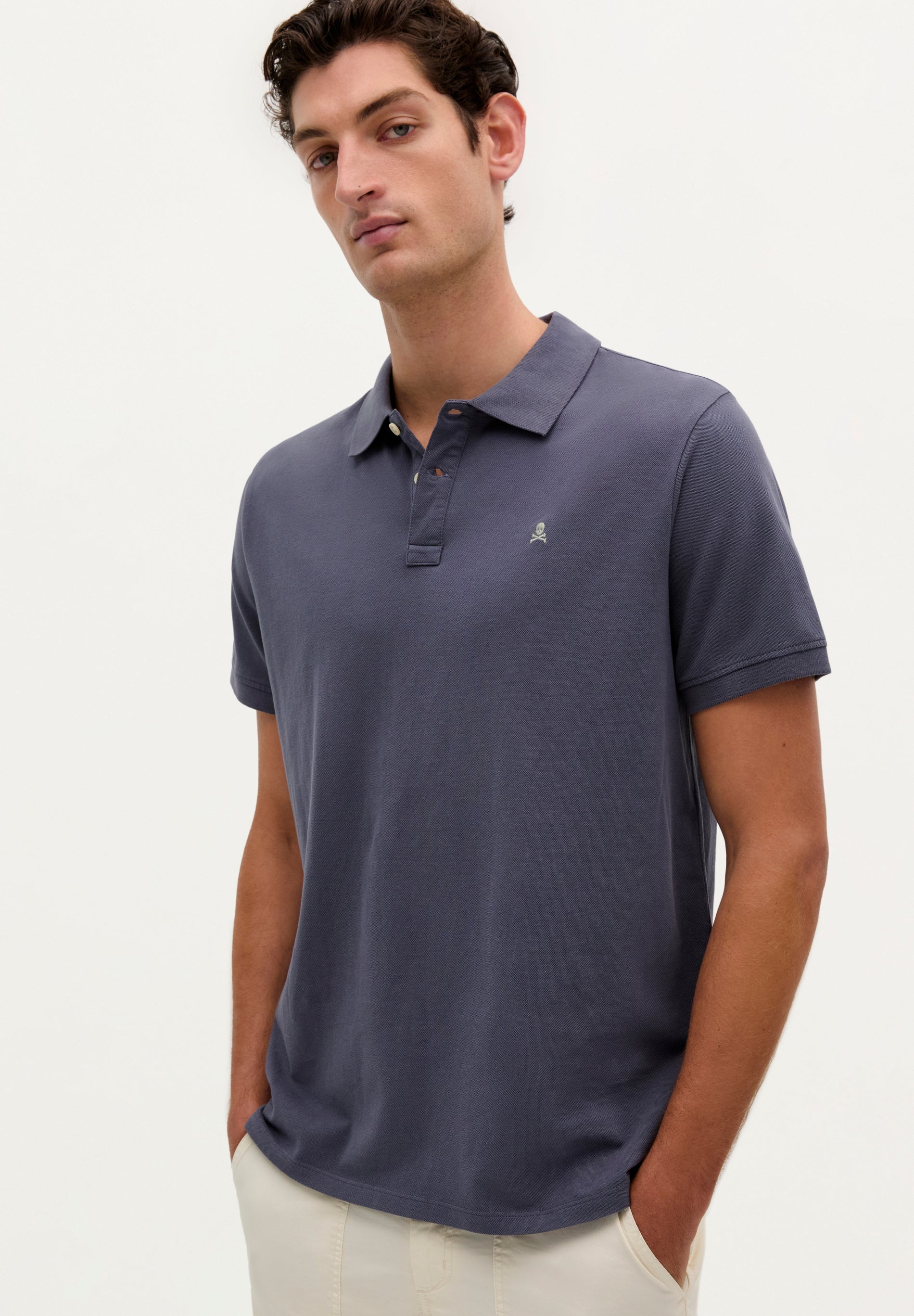 POLOSHIRT MIT FARBLICH ABGESETZTEM TOTENKOPF
