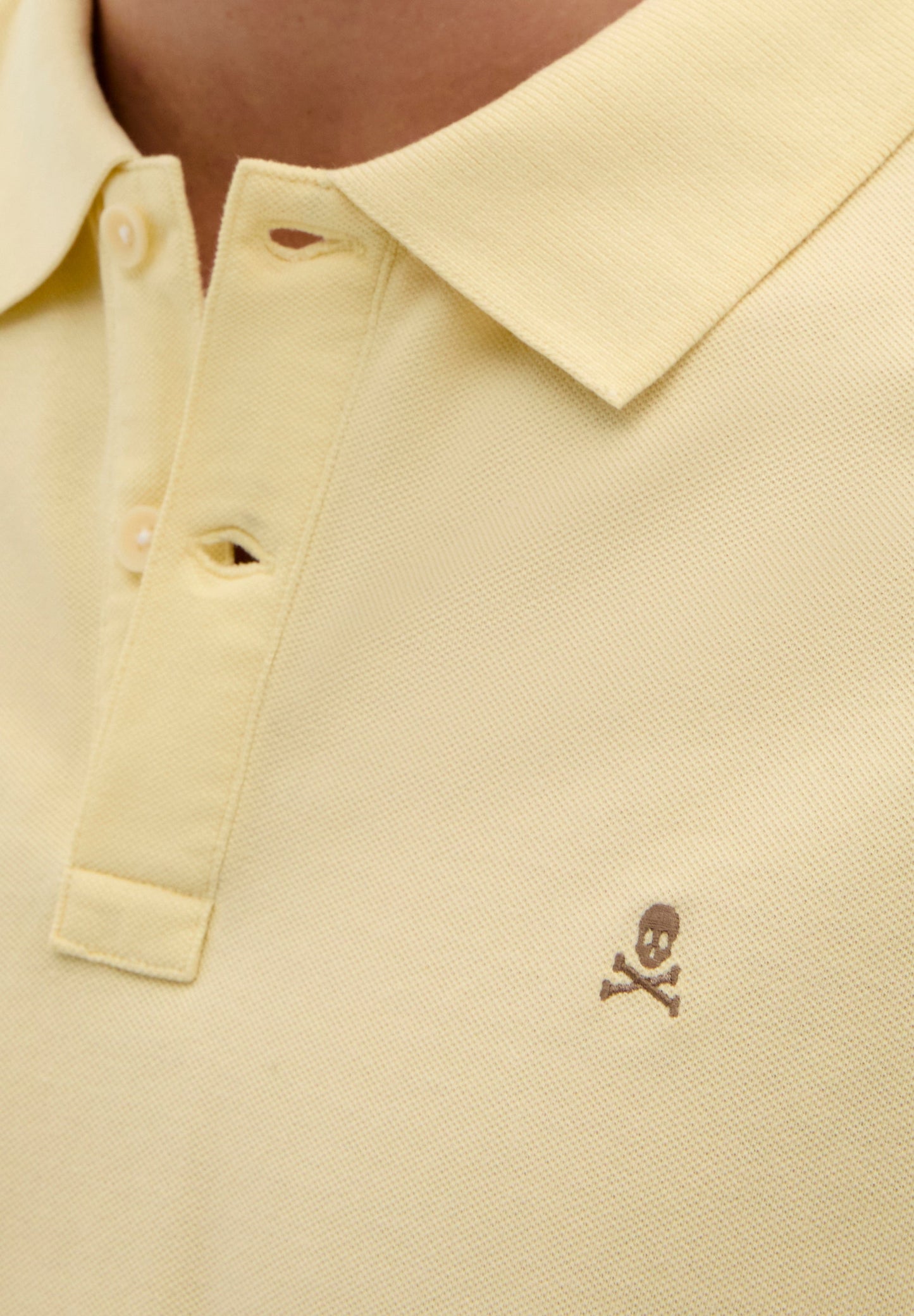 POLOSHIRT MIT FARBLICH ABGESETZTEM TOTENKOPF